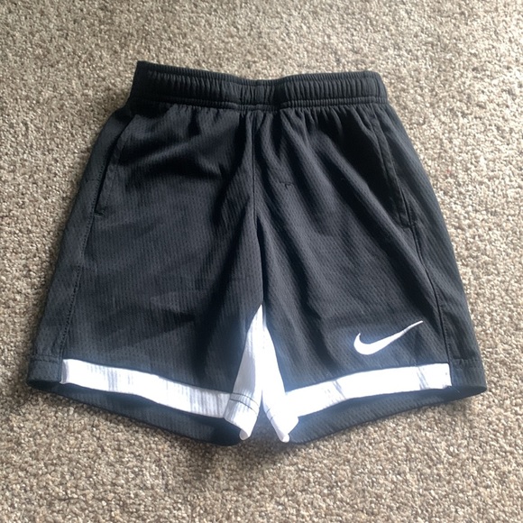2 pairs of Nike shorts (4T) boys - Picture 3 of 4